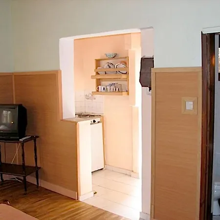 아파트 Earini And *